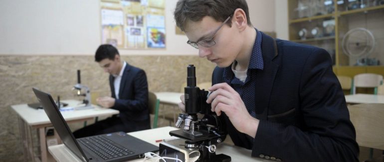 Від 10 тис. грн стипендії щомісяця до 100 тис. премії: Зеленський розповів, за що платитиме учням