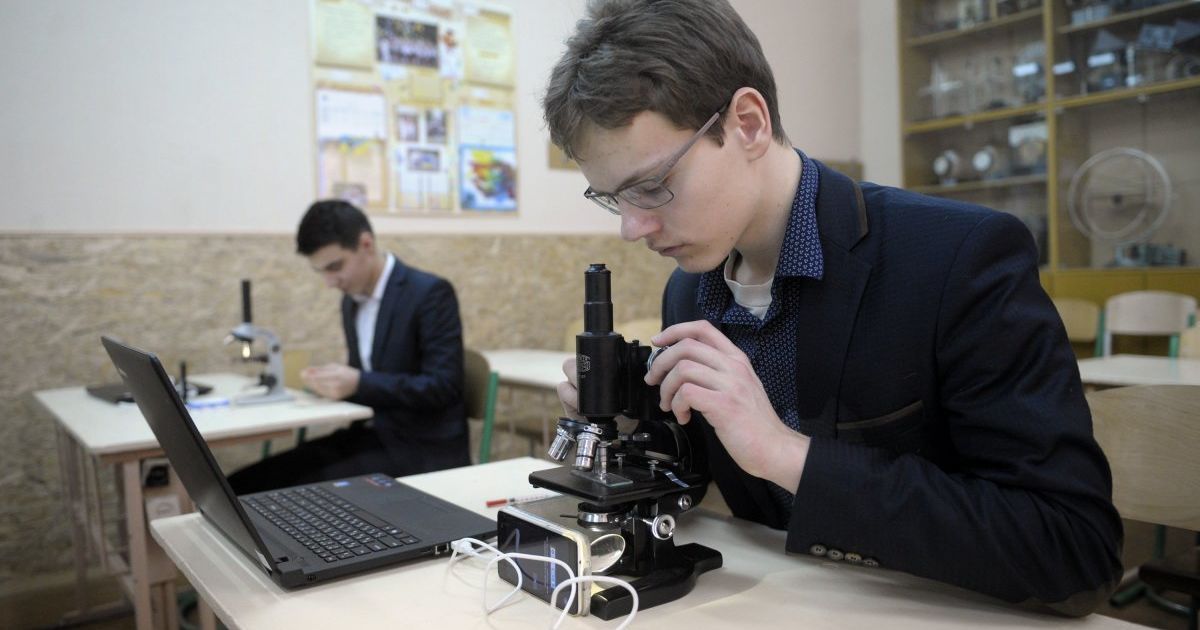 Від 10 тис. грн стипендії щомісяця до 100 тис. премії: Зеленський розповів, за що платитиме учням