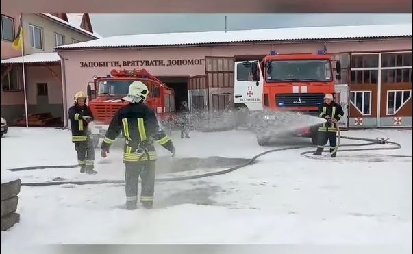 Під звуки сирен та душем із пожежних стволів: рятувальники Закарпаття показали як проводжають вогнеборців на пенсію
