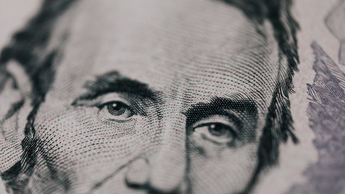 Долар має коштувати 11 гривень: The Economist оновив індекс Біг-Мака