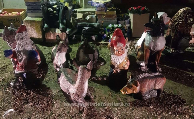 Вщент забиті цигарками фігурки Санта Клауса та гномів: новорічна контрабанда у Румунії