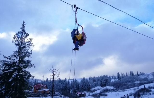 Екстремальний відпочинок у Карпатах: в перший день Нового року на підйомнику застрягло 74 людини