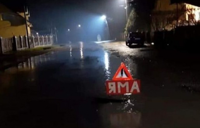 “Яма”: на Тячівщині місцеві водії встановили новий дорожній знак