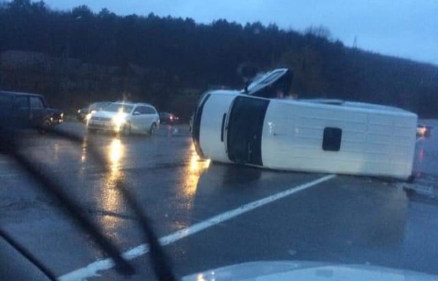 Автобус перекинуло: ранкова автопригода на Ужгородщині