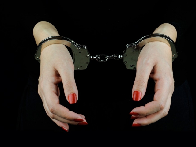 Обібрала і зникла: у Мукачеві затримали 20-річну крадійку