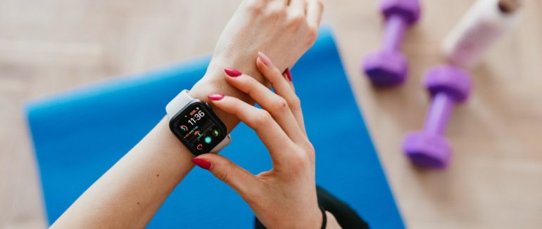 Розумні годинники можуть допомогти виявити COVID-19 за кілька днів до появи симптомів — дослідження