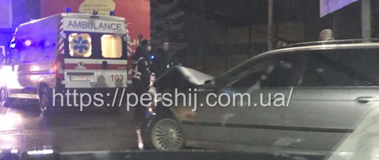 Зіткнулися дві автівки: вечірня аварія в Ужгороді