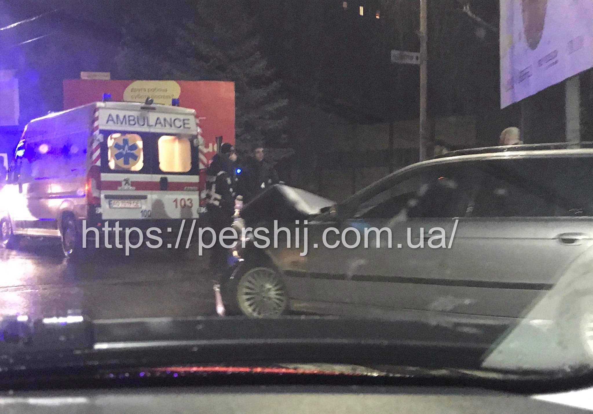 Зіткнулися дві автівки: вечірня аварія в Ужгороді