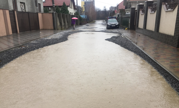 Погіршення погодних умов на Закарпатті: в Ужгороді підтопило декілька вулиць