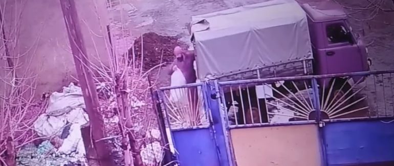 На Рахівщині під воротами однієї з будівель утворилося стихійне сміттязвалище