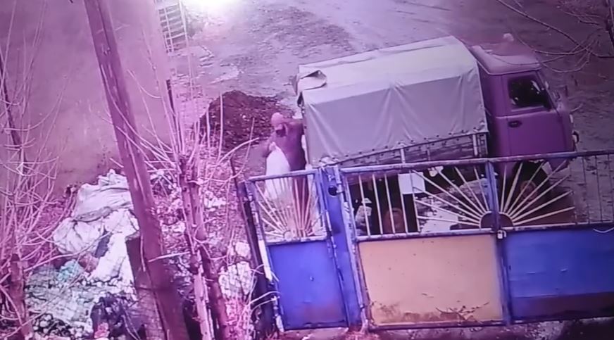 На Рахівщині під воротами однієї з будівель утворилося стихійне сміттязвалище