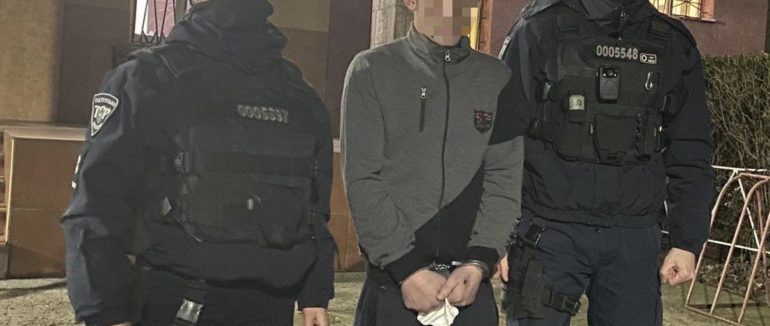 Побив та обікрав: в Ужгороді невідомий скоїв напад на жінку