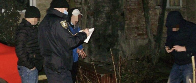 Отримав психотропи поштою: у Мукачеві поліція затримала 21-річного жителя Херсона