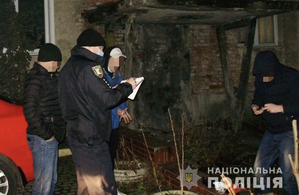 Отримав психотропи поштою: у Мукачеві поліція затримала 21-річного жителя Херсона