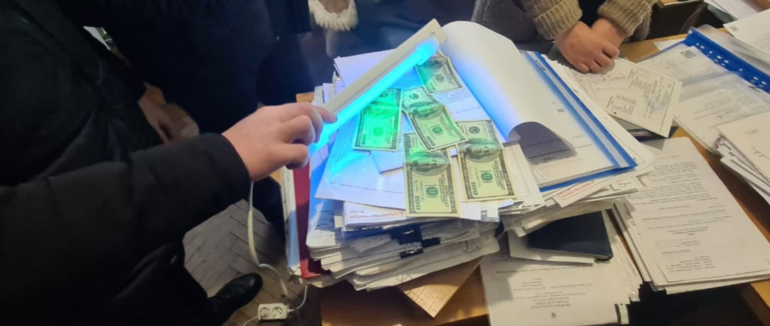 500 доларів США: саме таку суму хабара намагалась отримати посадовиця Свалявської РДА