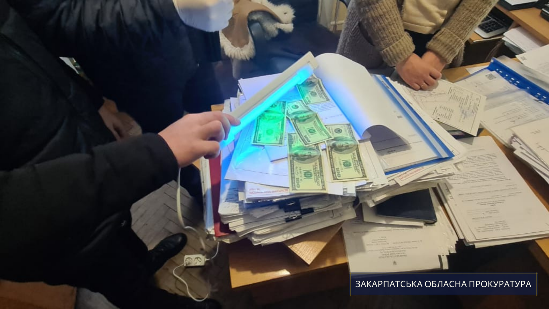 500 доларів США: саме таку суму хабара намагалась отримати посадовиця Свалявської РДА