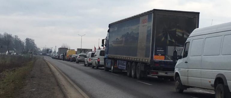 У Хусті люди протестують проти підняття цін на газ та електроенергію: рух трасою перекрито