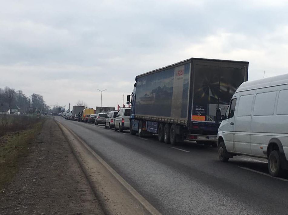 У Хусті люди протестують проти підняття цін на газ та електроенергію: рух трасою перекрито