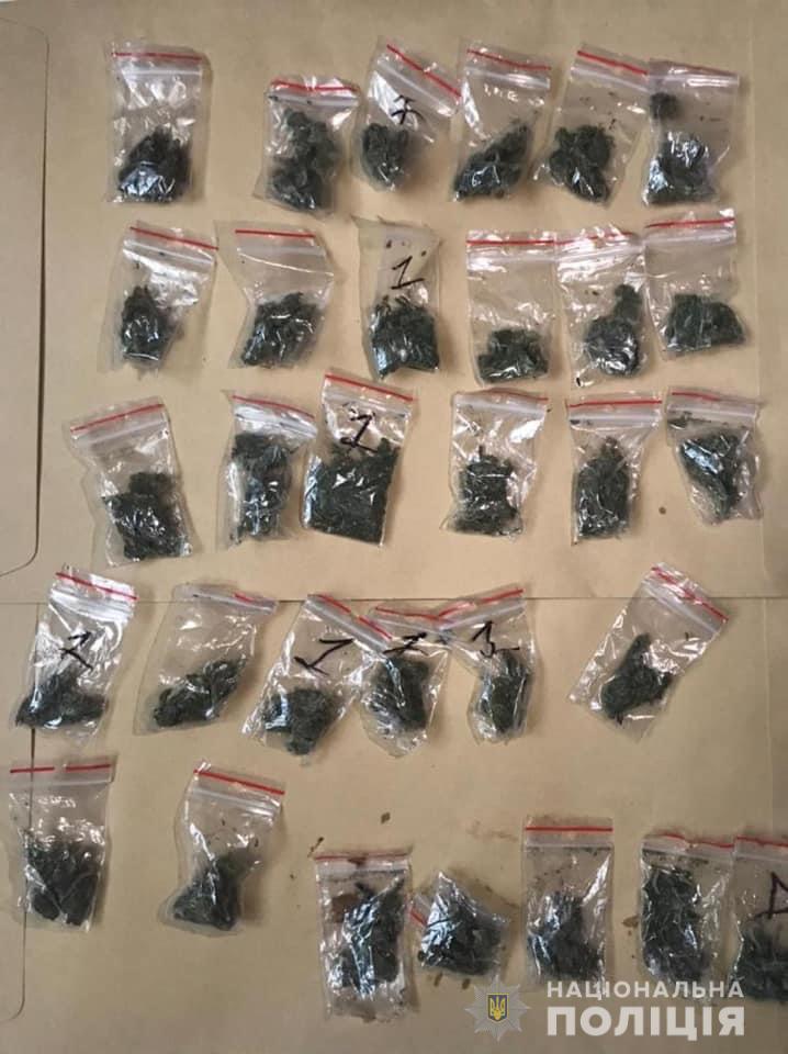 Майже 30 пакетів з розфасованими наркотиками: на Закарпатті затримали наркодилера