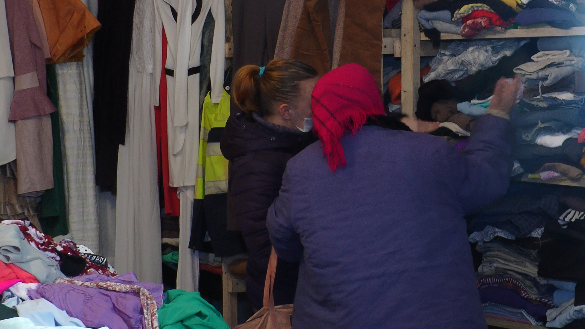 "Все за дякую": у Мукачеві відкрили благодійну крамницю