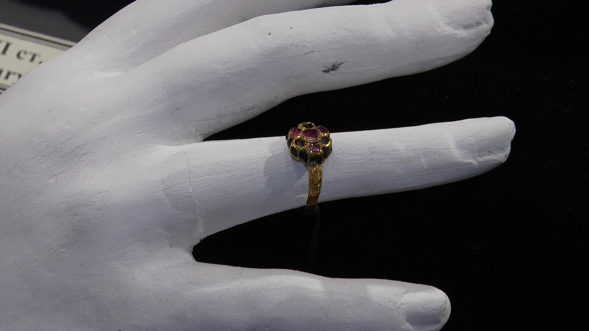 В Ужгородському замку дослідили історію каблучки із середньовічної церкви