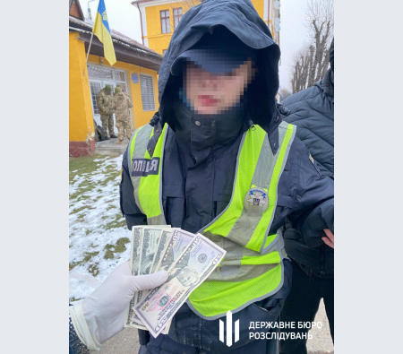 Несплата аліментів, домашнє насильство та неправомірна вигода: затримано 28-річного поліцейського із Закарпаття