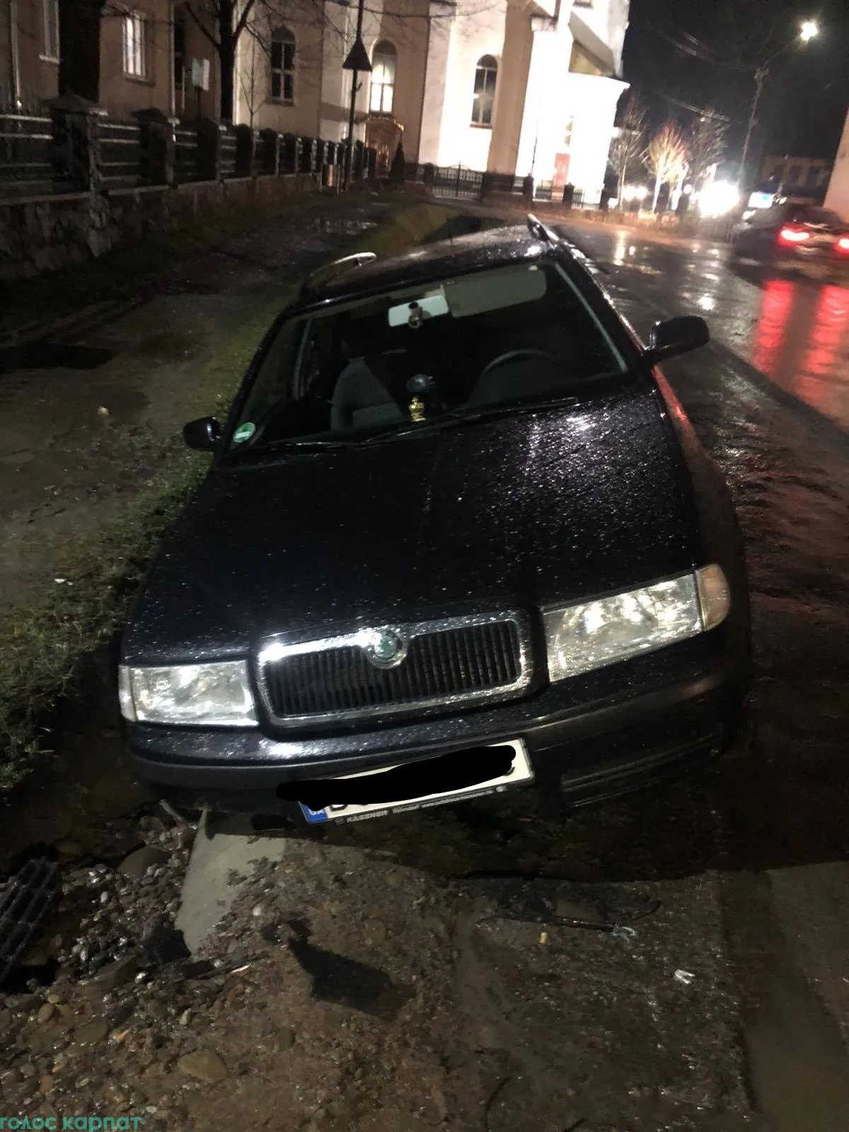 Вечірня аварія на Закарпатті: авто злетіло у кювет