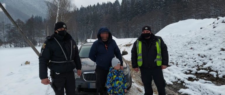 Гори, ями та сніг: на Рахівщині поліція допомогла туристу, який застряг посеред дороги
