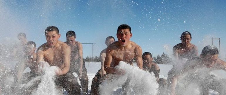 Китай хоче вчити школярів мужності, бо ті стали “занадто жіночними”