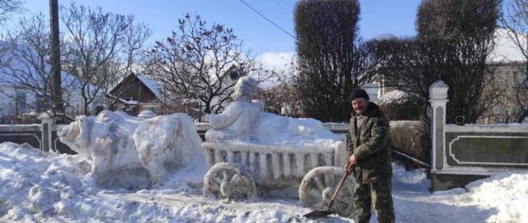Снігу багато не буває: як український майстер робить гігантські скульптури