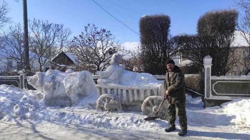 Снігу багато не буває: як український майстер робить гігантські скульптури