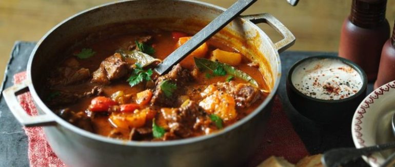 Одна з найулюбленіших страв закарпатців: простий рецепт справжнього угорського гуляшу