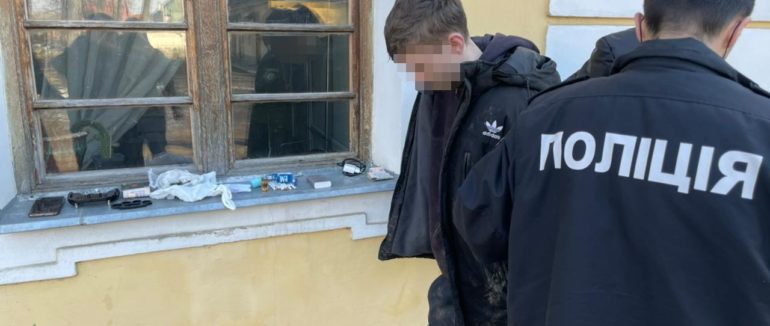 Незаконне тримання зброї та наркотиків: на Закарпатті поліція викрала неповнолітнього наркодилера