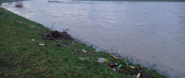 Береги Латориці знову “прикрашені” великою кількістю відходів