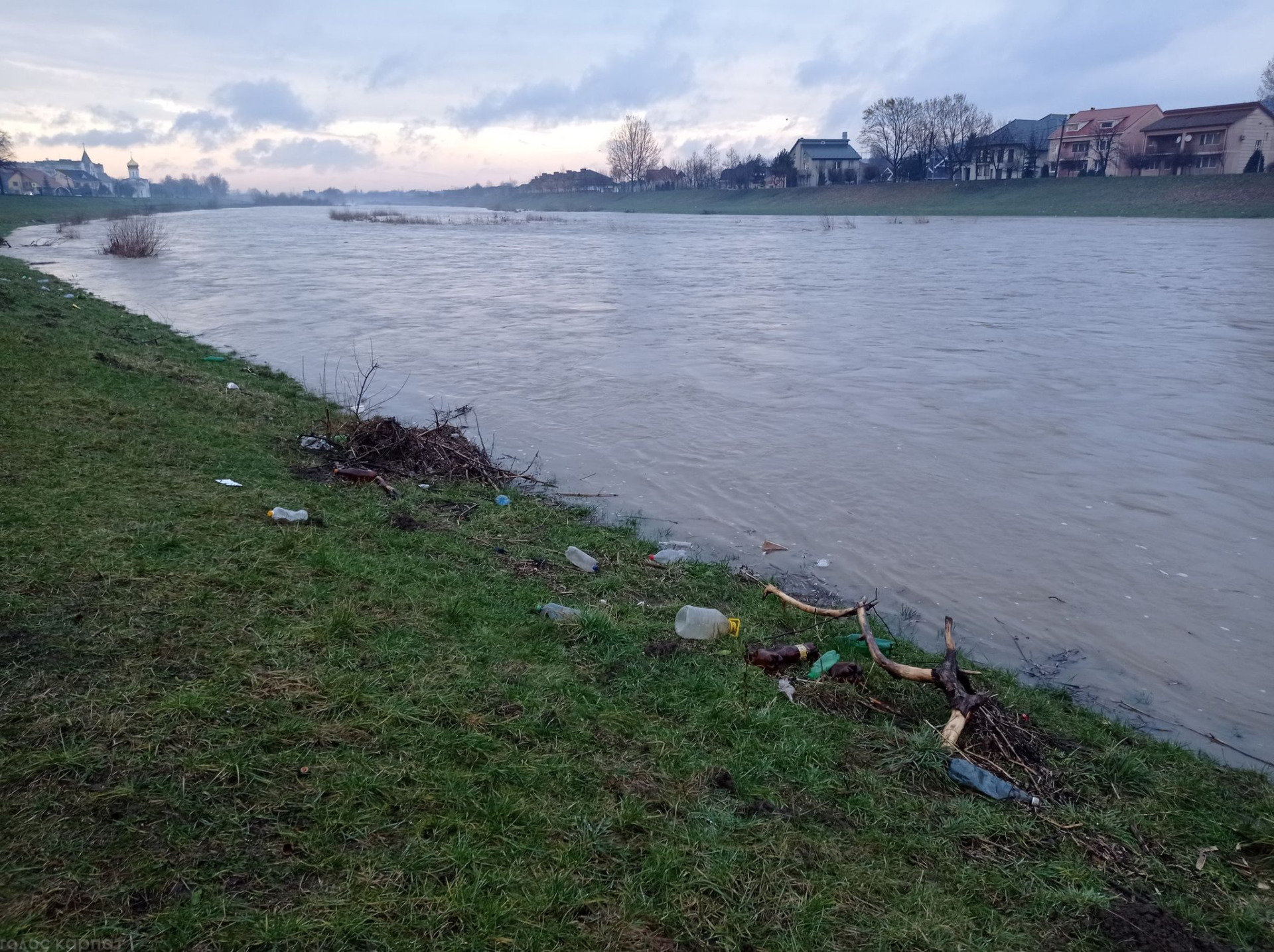 Береги Латориці знову "прикрашені" великою кількістю відходів