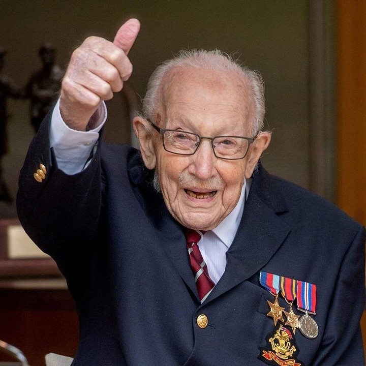 У віці 100-років помер капітан Том Мур, який зібрав гроші на підтримку лікарів, що борються з COVID-19