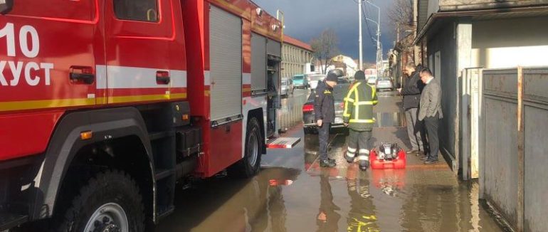 Рятувальники Хустського і Рахівського районів відкачують воду з підтоплених вулиць та дворів