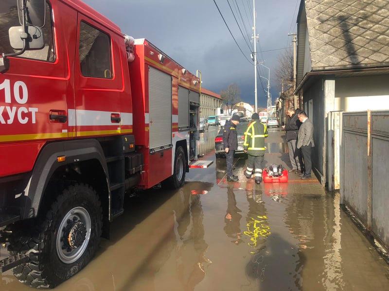 Рятувальники Хустського і Рахівського районів відкачують воду з підтоплених вулиць та дворів