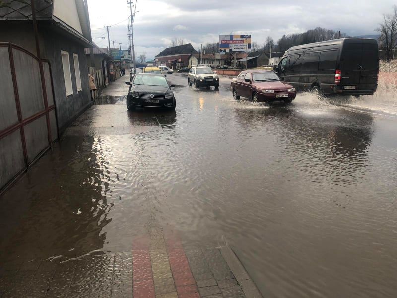 Рятувальники Хустського і Рахівського районів відкачують воду з підтоплених вулиць та дворів