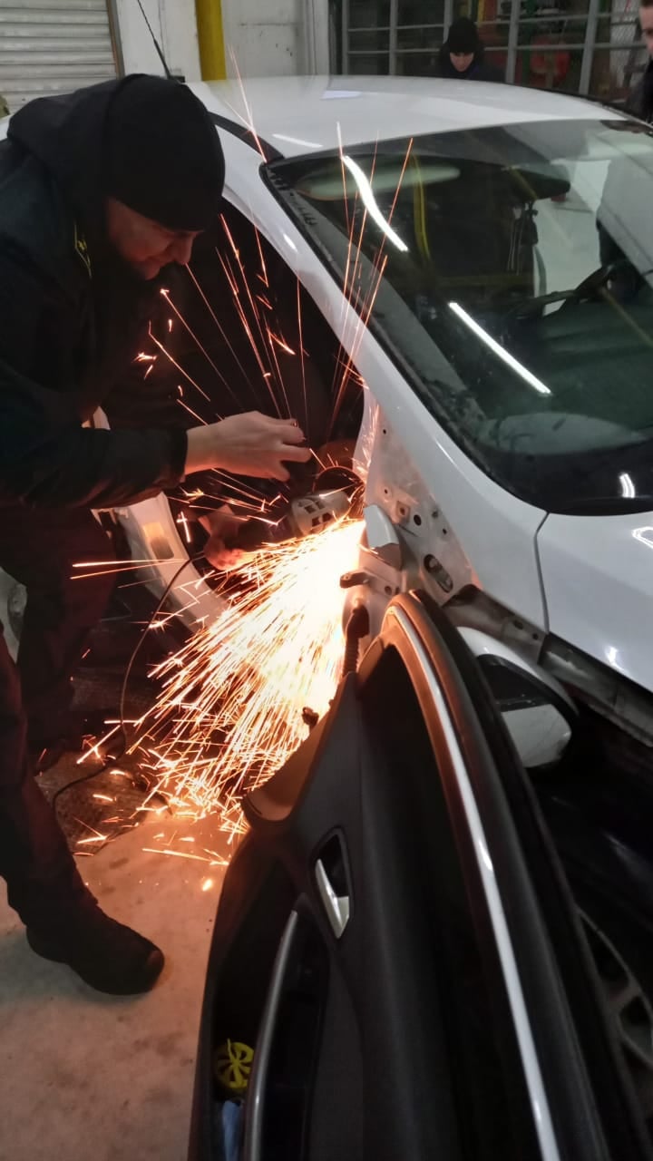 На митному посту «Тиса» довелось «розібрати» іномарку, аби дістатися майже 100 блоків сигарет