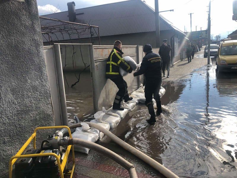 Рятувальники Хустського і Рахівського районів відкачують воду з підтоплених вулиць та дворів