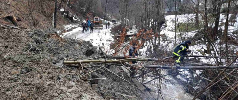Зсув ґрунту та захаращення стічних каналів: на Закарпатті підтопило 6 дворогосподарств