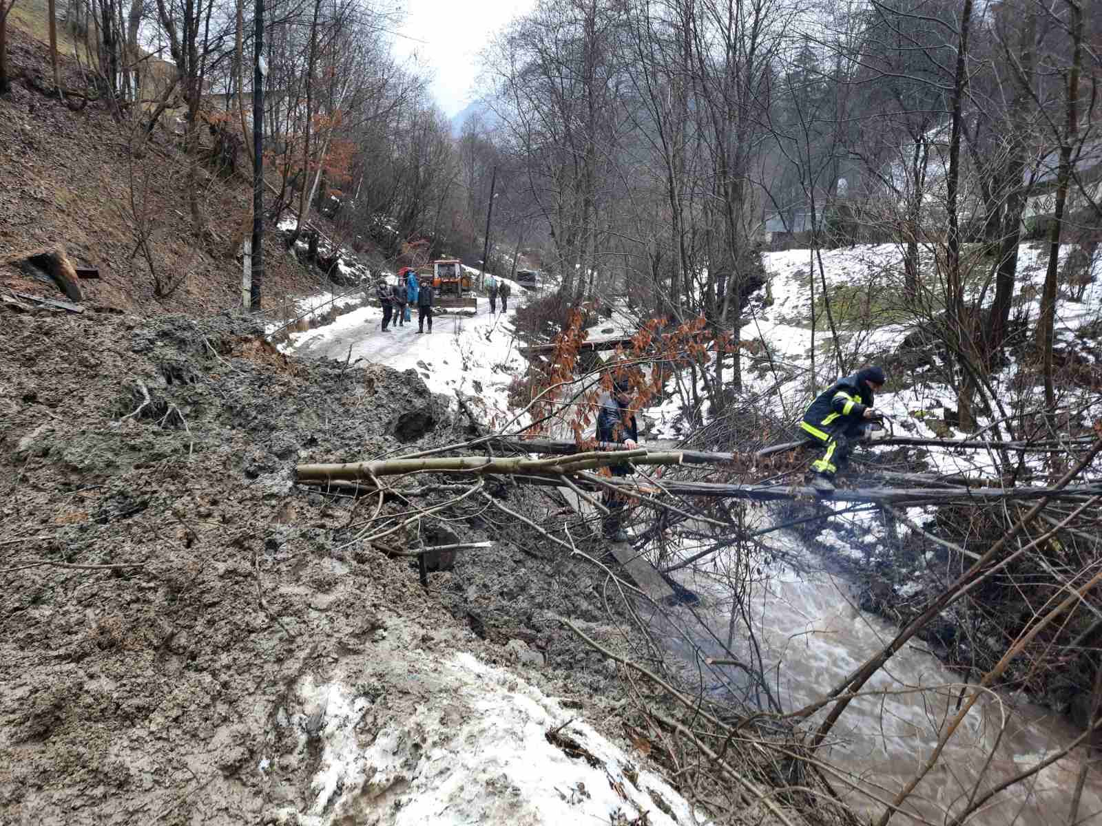 Зсув ґрунту та захаращення стічних каналів: на Закарпатті підтопило 6 дворогосподарств