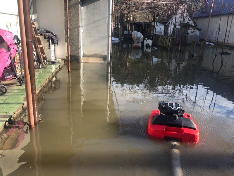 Рятувальники Хустського і Рахівського районів відкачують воду з підтоплених вулиць та дворів