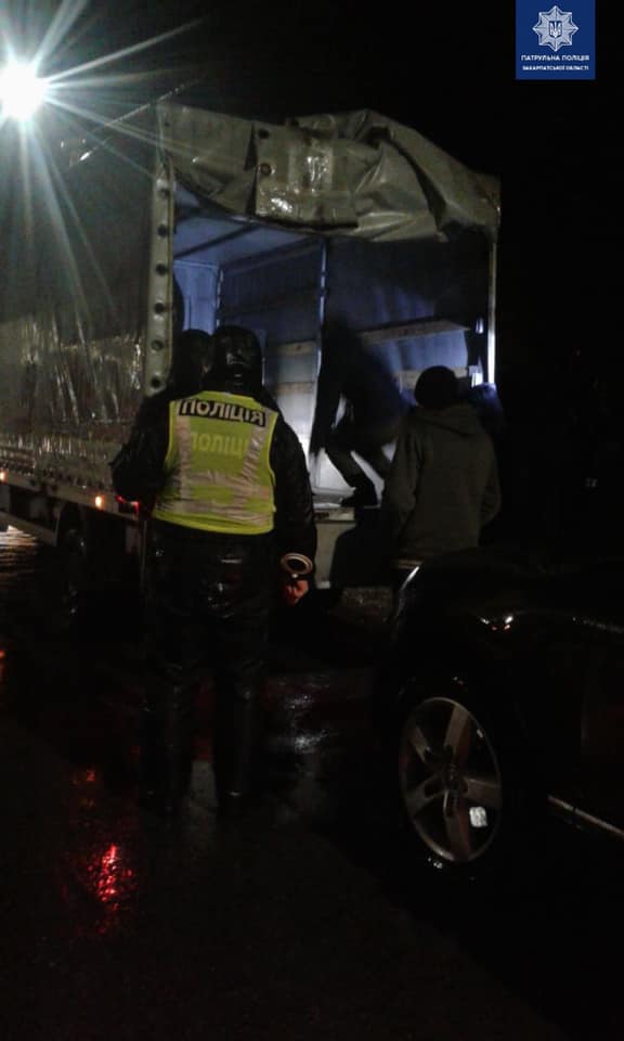 Патрульними Закарпаття виявлена велика партія цигарок без акцизних марок