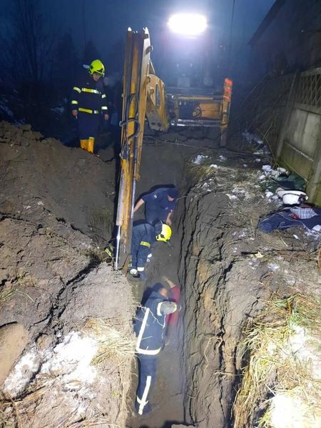 На Рахівщині, під час роботи з грунтовими масами, засипало людину