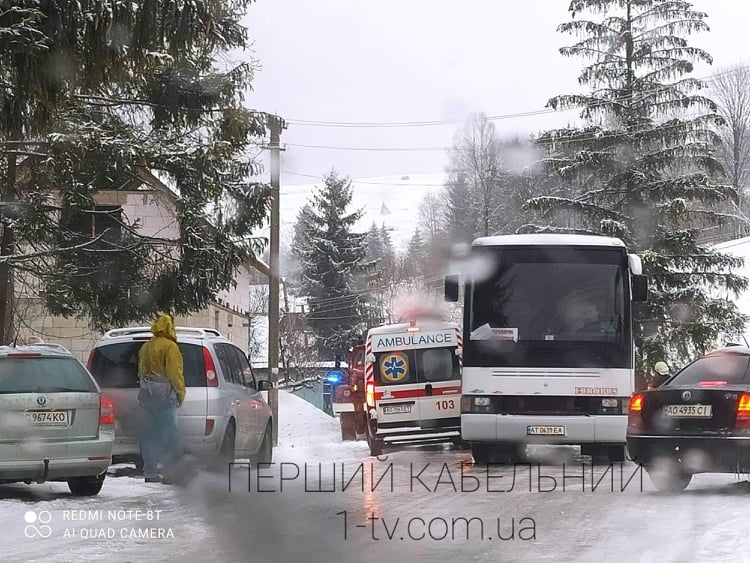 На Хустщині застряг автобус з туристами