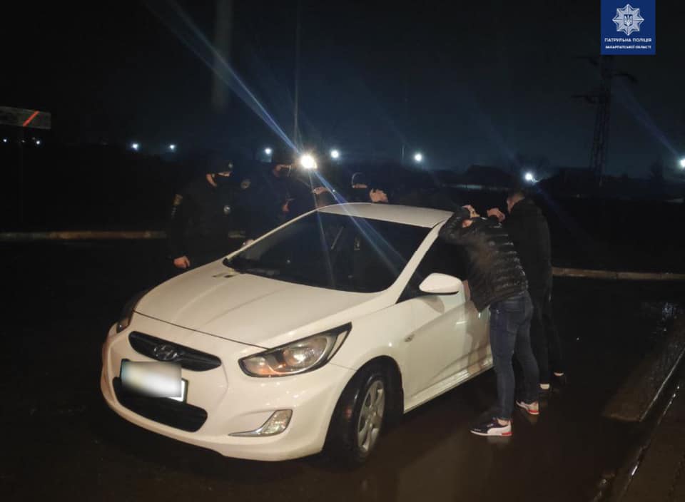 Вечірня стрілянина у Мукачеві: авто з молодиками затримано