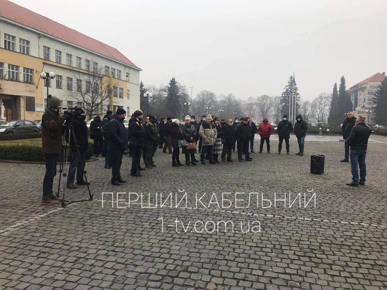 Під стіни Закарпатської ОДА вийшли пенсіонери міліції