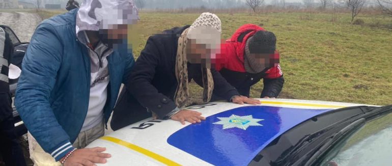 На Закарпатті затримали нелегалів із Азії неподалік кордону